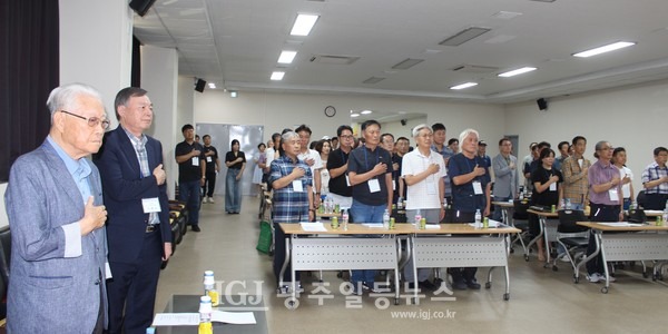 「임곡초등학교 개교 100주년 기념 준비위원회」 발족식 국기에 대한 경례. 오병채 명예회장과 기재인 3대 회장, 백성수 4대 회장 등의 모습이 보인다.