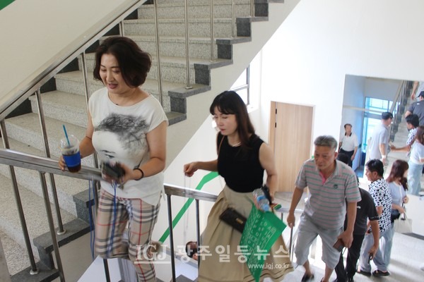 「임곡초등학교 개교 100주년 기념 준비위원회」 발족식에 모여드는 동문들 모습.