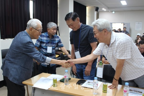 「임곡초등학교 개교 100주년 기념 준비위원회」 발족식이 시작되기 전 오병채 명예회장에게 인사를 드리는 44회 박태형 동문, 바로 옆은 동기인 박동호 동문과 백성수 4대 회장.