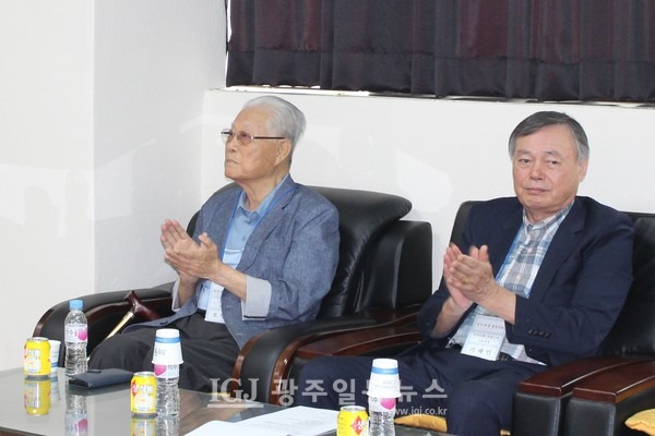 개회 선언에 오병채 명예회장(왼쪽)과 기재인 2대 총동문회장이 박수로 화답하고 있다.