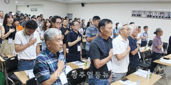 「임곡초등학교 개교 100주년 기념 준비위원회」 발족식 국민의례 - 국기에 대한 경례 모습.