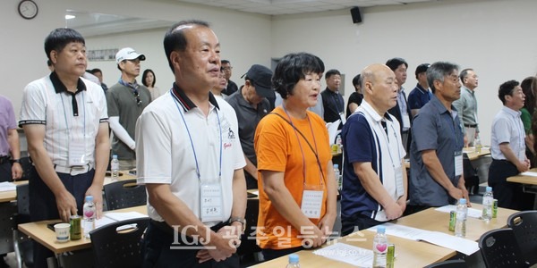 「임곡초등학교 개교 100주년 기념 준비위원회」 발족식 국민의례 - 애국가 제장을 하는 임곡초 47회 김태관 동문과 동기 조해경 동문.