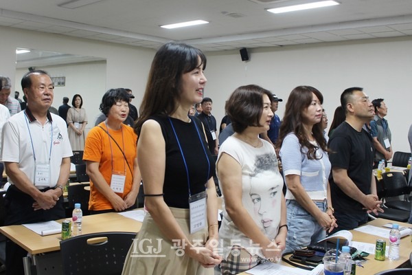 「임곡초등학교 개교 100주년 기념 준비위원회」 발족식 국민의례 중 애국가 제창 모습.