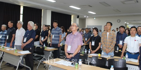 「임곡초등학교 개교 100주년 기념 준비위원회」 발족식 국민의례 중 애국가 제창 모습.