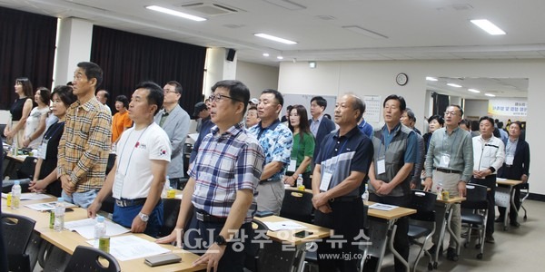 「임곡초등학교 개교 100주년 기념 준비위원회」 발족식 국민의례 중 애국가 제창 모습.