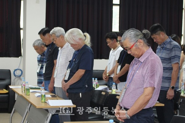 「임곡초등학교 개교 100주년 기념 준비위원회」 발족식 국민의례 중 순국선열과 돌아가신 동문들에 대한 묵념 모습.