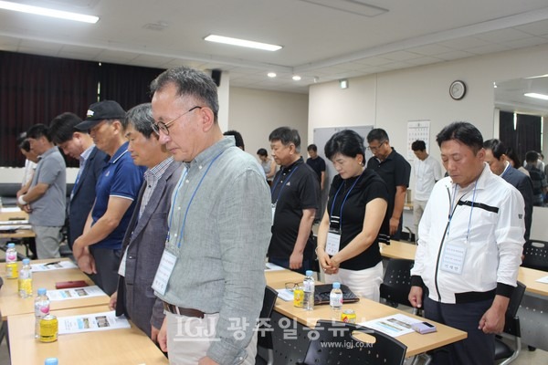 「임곡초등학교 개교 100주년 기념 준비위원회」 발족식 국민의례 중 순국선열과 돌아가신 동문들에 대한 묵념 모습. 박기수 동문, 기민철 동문과 기재만 동문(임곡농협 조합장), 이광선 동문, 김재종 동문 등 모습.