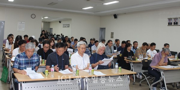 「임곡초등학교 개교 100주년 기념 준비위원회」 발족식 및 2차 이사회에서 자료를 살피는 참석자들 모습.