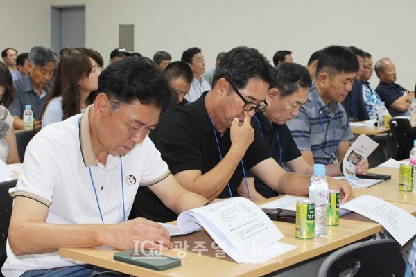 「임곡초등학교 개교 100주년 기념 준비위원회」 발족식 및 2차 이사회에서 자료를 살피는 참석자들 모습. 기택근 동문과 조장호 상임부회장 등 모습.