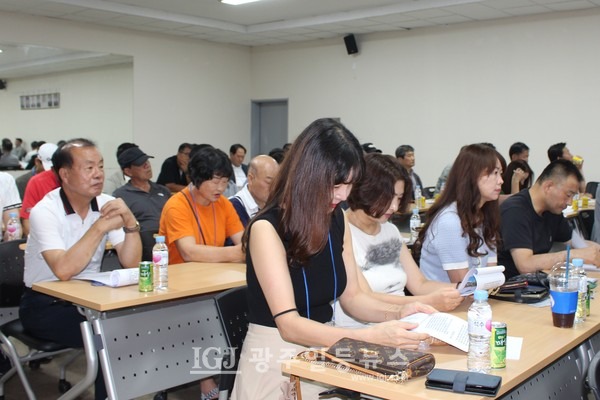 자료를 살피거나 해찰하거나 - 「임곡초등학교 개교 100주년 기념 준비위원회」 발족식 및 2차 이사회 모습.