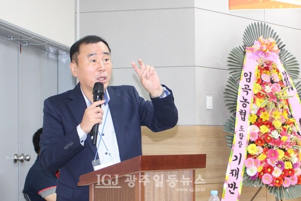 「임곡초등학교 개교 100주년 기념 준비위원회」 발족식 및 2차 이사회에서 열정적으로 설명을 하는 박웅기 기획사무국장.