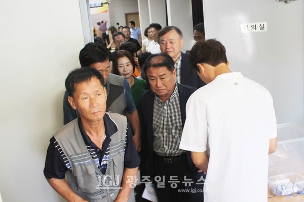 「임곡초등학교 개교 100주년 기념 준비위원회」 발족식 및 2차 이사회를 마치고 퇴장하는 기재인 2대 총동문회장과 47회 기세만 동문 등 모습.