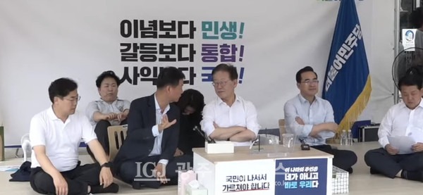 이재명 더불어민주당 대표의 무기한 단식 농성장을 방문한 박균택 변호사가 이재명 대표에게 얘기를 하고 있다.