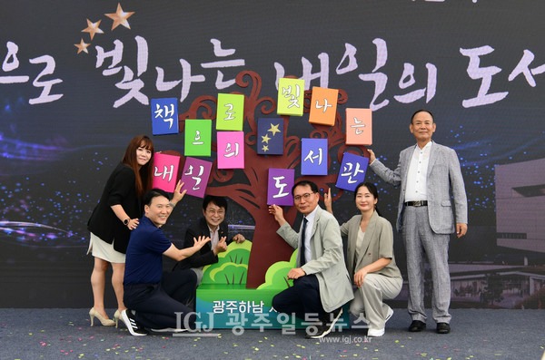 2017년 1월 하남시립도서관 유치·추진위원회를 결성해 활동해온 주역들의 기념 촬영. (왼쪽부터) 추진위 정영민 간사, 류찬주 홍보국장, 박수기 광주시의원, 김영선 위원장, 정숙인 부위원장, 송구봉 부위원장) (사진 제공 : 추진위원회)