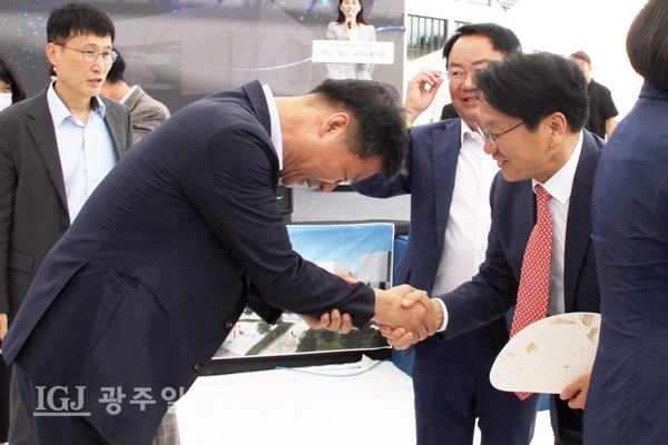 광산변호사 박균택 「법무법인 광산」 대표변호사(왼쪽)가 강기정 광주광역시장에게 하남시립도서관 착공에 대한 감사를 전하며 정중하게 악수를 전하고 있다.