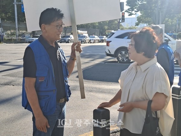 월곡2동 이재은 동장(오른쪽)이 월곡2동 이몽룡 산정상인회장과 얘기를 나누고 있다.