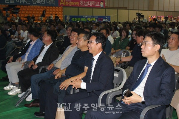 박균택 변호사의 저서 「박균택의 삶과 꿈 그리고 광산 이야기」 출판기념회에 참석해 환하게 웃는 박병규 광산구청장(오른쪽에서 두 번째), 맨 오른쪽은 김대현 위민연구원 원장.