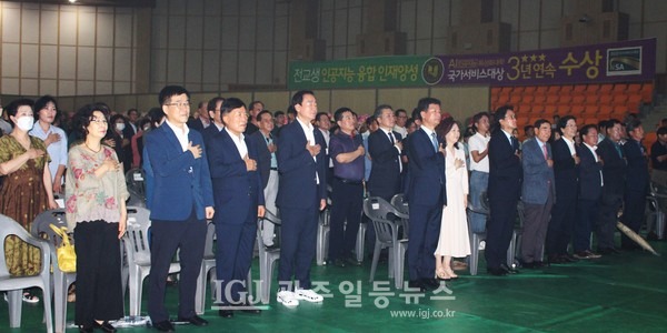 박균택 변호사의 저서 「박균택의 삶과 꿈 그리고 광산 이야기」 출판기념회 국민의례 국기에 대한 경례 모습. 노형욱 전 국토교통부 장관, 조인철 전 광주광역시 부시장, 송병태 전 광산구청장, 박균택 변호사와 부인 이병희 여사, 안민석 국회의원, 고재유 전 광주광역시장, 윤봉근 전 광주광역시의회 의장, 김성진 전 산업자원부 대변인 등의 모습이 보인다.