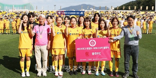 광주FC 여자축구팀 ‘FC피닉스’ 선수단이 2023 K리그 K-WIN컵 출정식에서 구단주인 강기정 광주광역시장과 함께 기념 촬영을 하고 있다.