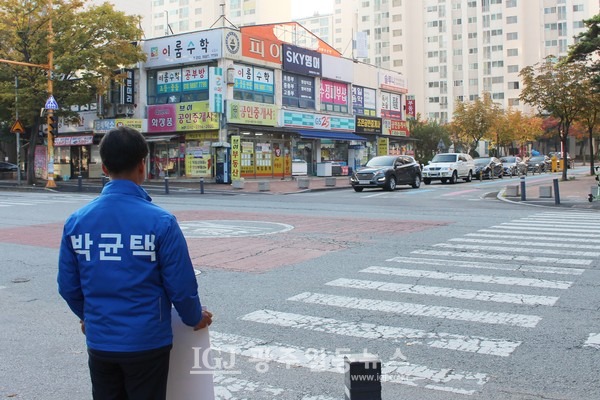 이재명 대표 법률특보인 박균택 변호사가 23일 광산구 월곡동 야호 센터 앞에서 월곡동 경유 지하철 지선 신설에 함께 하자는 일인시위를 하고 있다.