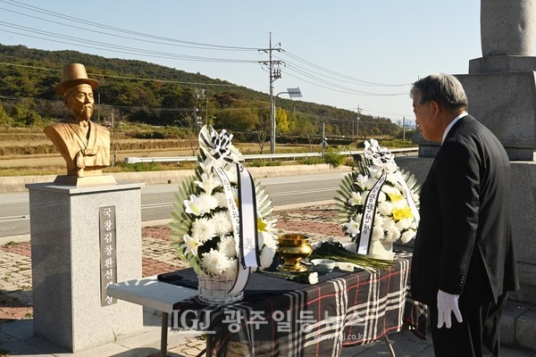 오동근 광산문화원장이 국창 김창환 선생 추모제에서 헌화.분향 후 참배를 하고 있다. (사진 제공 : 광산문화원)
