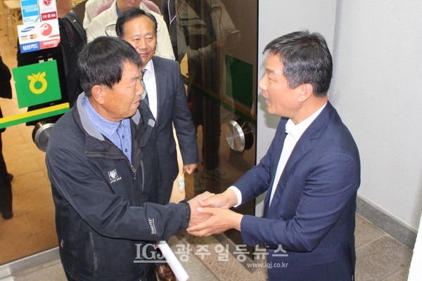 박균택 변호사가 삼도‧본량권 주민 등과 함께하는 정책 제안·토론회가 끝난 후 감사의 인사를 하고 있다.