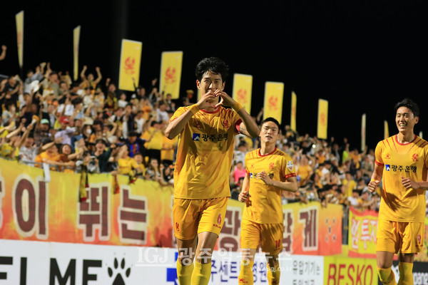 6월 3일 포항과의 16R 경기에서 안영규 선수가 득점 세리머니를 하고 있다. (사진 제공 : 광주FC)