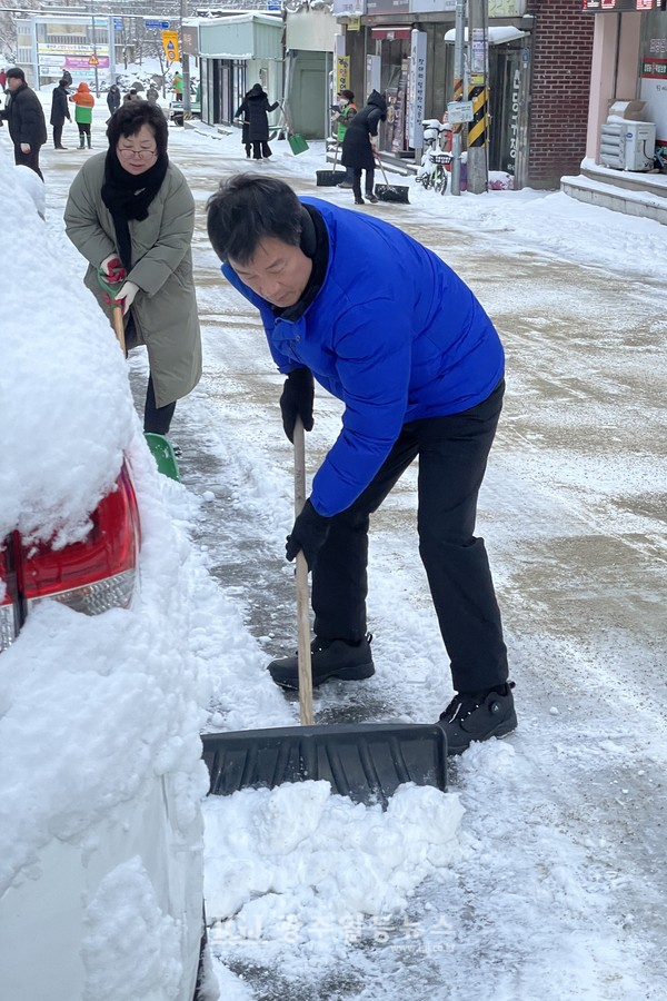 더불어민주당 이재명 당 대표 법률특보인 박균택 예비후보가 월곡2동 이면도로에서 제설작업을 하고 있다. 바로 뒤에서 이재은 월곡2동장이 눈을 치우고 있다.