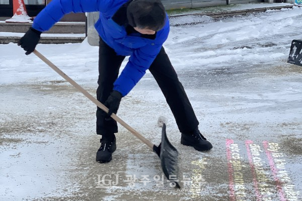 바닥에 얼어붙은 눈도 치운다. 더불어민주당 이재명 당 대표 법률특보인 박균택 예비후보가 월곡2동 이면도로에서 제설작업을 하고 있다.