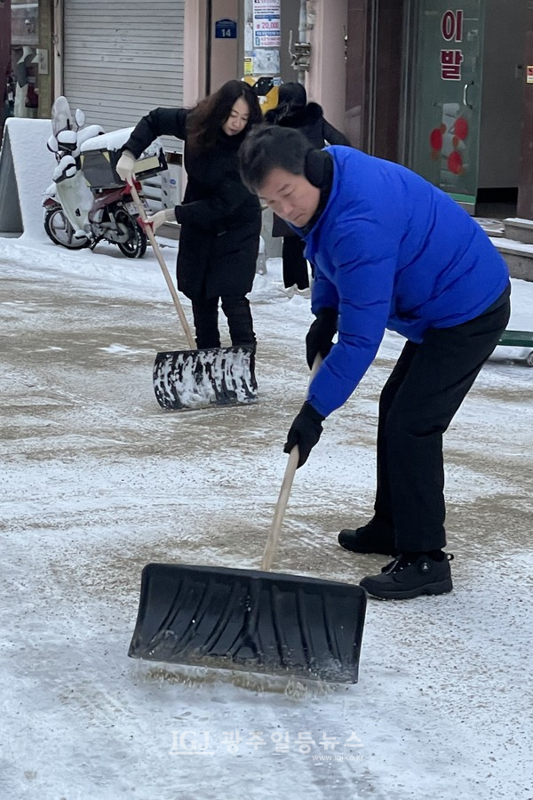 더불어민주당 이재명 당 대표 법률특보인 박균택 예비후보가 월곡2동 이면도로에서 월곡2동 공무원, 광산구 자율방재단원들과 함께 제설작업을 하고 있다.