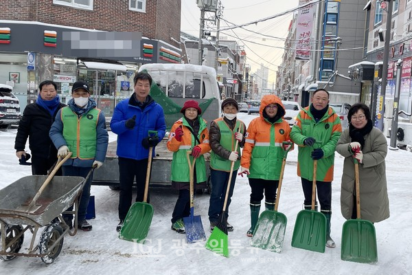 박균택 예비후보가 제설작업을 마친 후 노한복 광산구자율방재단장, 이재은 월곡2동장 등과 함께 포즈를 취한다.