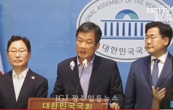 더불어민주당 검찰독재정치탄압대책위원회 박균택 부위원장(「법무법인 광산」 대표변호사)이 6월 5일 국회 소통관에서 열린 기자회견에서 “최강욱 의원 압수수색은 권한 남용”이라며 “영장 청구한 경찰도 협조한 검찰, 법원도 잘못”이라면서 반성을 촉구하고 있다. (사진 출처 : 유튜브 FACT TV NEWS 갈무리) (자료 사진)