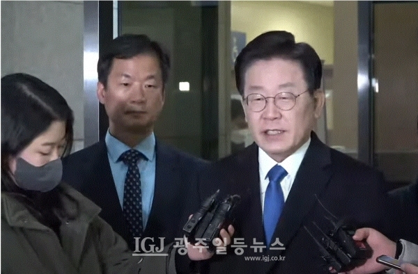 이재명 대표가 서울중앙지검 조사를 마치고 인터뷰를 하는 가운데 변호인인 박균택 법률특보가 옆에 함께하고 있다. (사진 출처 : 유튜브 '이재명' 갈무리)