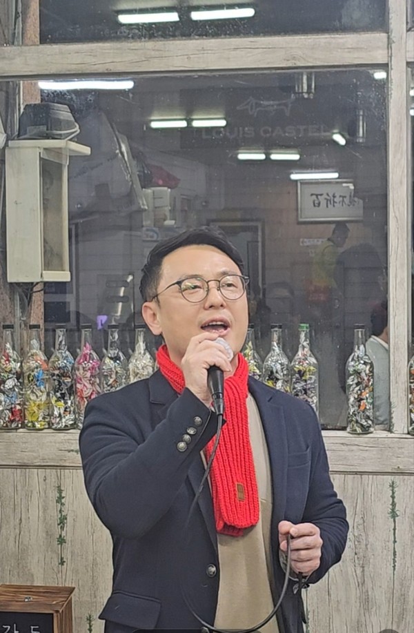 사진=버스킹가수, 신애철 공연단장