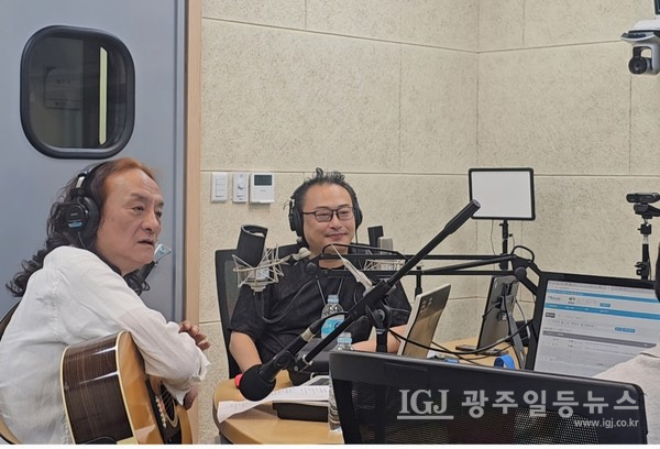 사직골 통키타거리 이용호의 음악스케치를 운영하고 있는 이용호교수와 뉴비전문화예술총단장 정승채