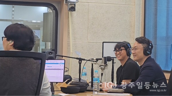 뉴비전문화예술공연단장 신애철과 회원 이길범