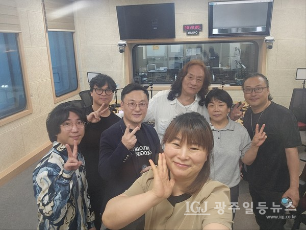 이정아PD(가운데)와 이용호교수외 뉴비전문화예술단 버스킹머그샷