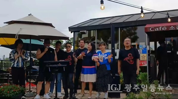 뉴비전예술단의 버스킹머그샷의 야외공연 사진