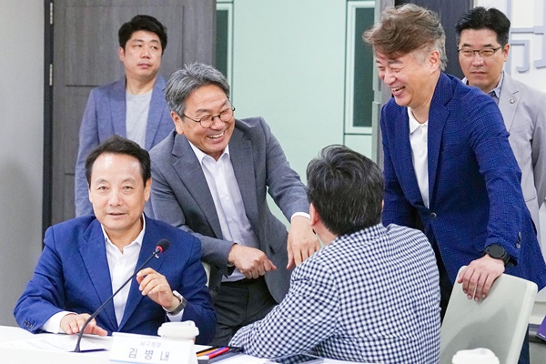 강기정 광주광역시장이 7일 오후 시청 중회의실에서 열린 '더불어민주당 광주시당 자치분권정책협의회'에 참석해 회의에 앞서 구청장들과 대화를 나누고 있다./