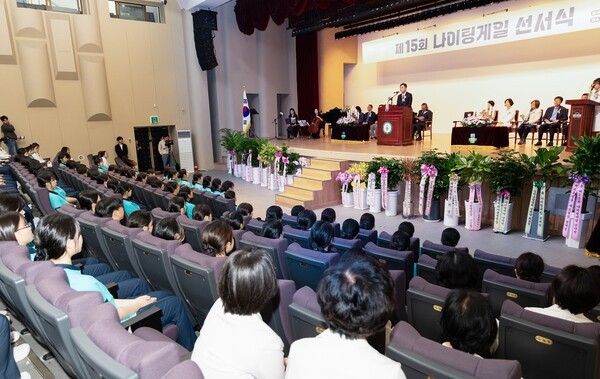 김동진 광주대학교총장이 제15회 나이팅게일 선서식에서 "간호학과 학생들이 돌봄리더로서 우리 사회의 건강한 등불이 되어주길 바란다."고 당부를 전했다.