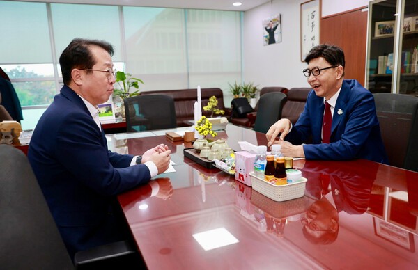 김철우 보성군수는 문금주 국회의원에게 보성군 핵심 현안 사업의 필요성과 국가 차원의 지원 당위성을 설명했다.