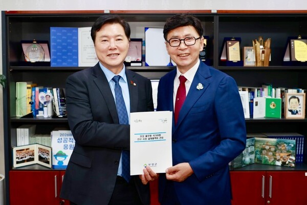 김철우 보성군수가 국회를 찾아 조계원 예결위원에게 '보성 율포항 국가어항 신규 지정 설계용역비 건의서를 전달했다.