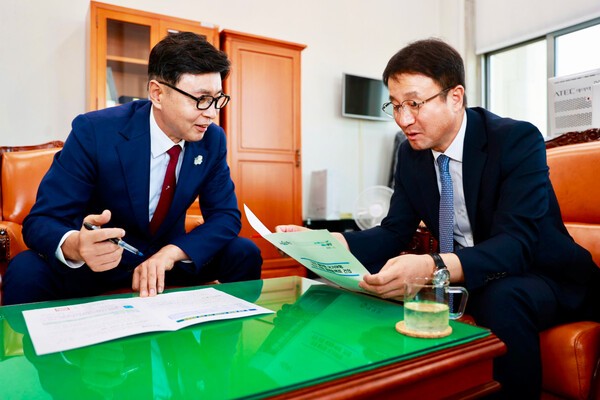 김철우 보성군수가 국회를 찾아 한병도 국회 예산결산특별위원회 위원장에게 보성 율포항 국가어항 신규 지정 설계용역비의 필요성을 상세히 설명하고 있다.