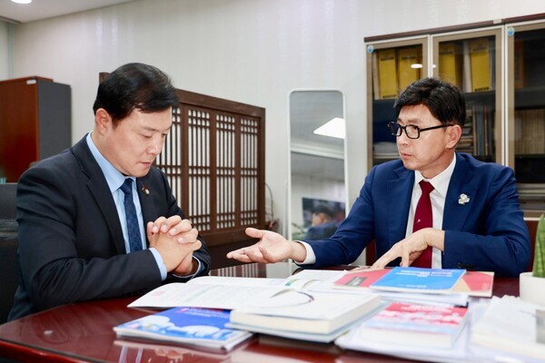 김철우 보성군수가 국회를 찾아 조계원 예결위원에게 보성 율포항 국가어항 신규 지정 설계용역비의 필요성을 상세히 설명하고 있다.