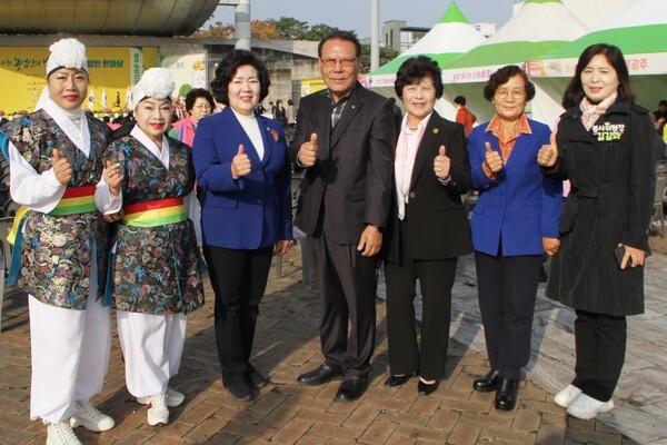 김영섭 (사)한국농촌지도자광주광역시연합회장, 방설자 (사)한국생활개선 광주광역시연합회여성회장(빛찬들국악농악단장), 이안나 회원, 나옥연 전)(사)한국생활개선 광주광역시연합회장, 변옥례 전)회장, 나성신 전)회장, 김길화 더불어민주당광산갑봉사위원장은 제30회 농업인의날 행사에 참석해 농업은 지역의 뿌리이자 미래의 희망이다.”며 “농업인과 농촌이 존중받고, 지속가능한 농업 발전과 상생의 광주를 만들기 위해 함께 노력하겠다”고 말했다.