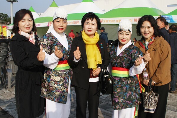 방설자 (사)한국생활개선 광주광역시연합회여성회장(빛찬들국악농악단장), 이안나 회원, 김희남 한국자유총연맹광주시여성회장,김길화 더불어민주당광산갑봉사위원장은 제30회 농업인의날 행사에 참석해 농업은 지역의 뿌리이자 미래의 희망이다.”며 “농업인과 농촌이 존중받고, 지속가능한 농업 발전과 상생의 광주를 만들기 위해 함께 노력하겠다”고 말했다.