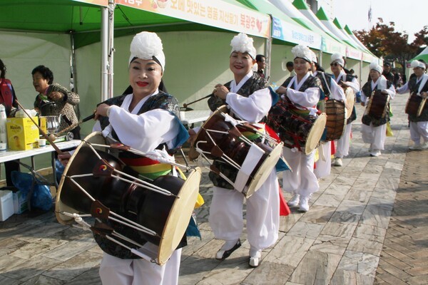 방설자 (사)한국생활개선 광주광역시연합회 여성회장(빛찬들국악농악단장)과 단원들은 제30회 농업인의 날 행사에 참석해 신명나는 장구 가락으로 식전공연을 펼치며 흥겨운 분위기를 더했다.