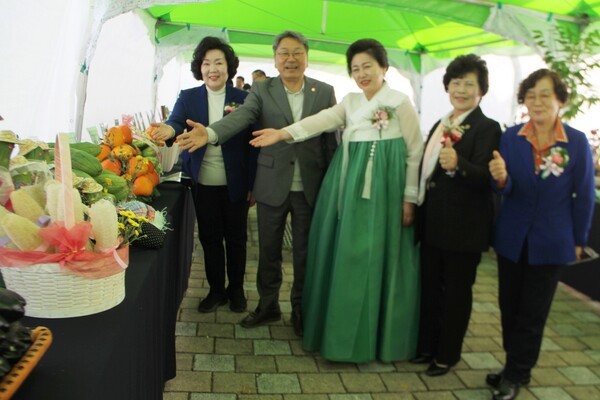 강기정 광주광역시장, 정미자 (사)한국생활개선 광주광역시연합회장, 나옥연 전)(사)한국생활개선 광주광역시연합회장, 변옥례 전)회장, 나성신 전)회장은 지역 농업인들이 생산한 농산물 전시를 관람하며 “농업인 한 분 한 분의 땀과 노력이 광주의 먹거리와 지역경제를 지탱하고 있다”며 “이런 자부심과 정성이 담긴 농산물이 더욱 널리 알려지고 사랑받길 바란다”고 입을 모았다.