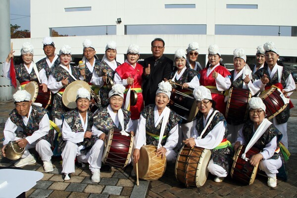 김영섭 (사)한국농촌지도자광주광역시연합회장, 방설자 (사)한국생활개선 광주광역시연합회여성회장(빛찬들국악농악단장),단원들은 제30회 농업인의날 행사에 참석해 농업은 지역의 뿌리이자 미래의 희망이다.”며 “농업인과 농촌이 존중받고, 지속가능한 농업 발전과 상생의 광주를 만들기 위해 함께 노력하겠다”고 말했다.