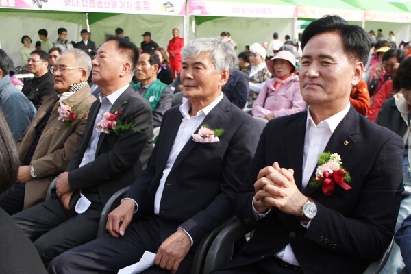 (오른쪽부터) 구상봉 북광주농협조합장, 김순택 광주농협조합장, 박상욱 하남농협조합장, 이환형 대촌농협조합장은 제30회 농업인의날 행사에 참석해 "농촌과 도시가 상생하고 모두가 성장하는 농업농촌을 만들어가는데 함께 힘과 지혜를 모아나가겠다."고 말했다.